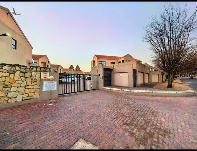 2 BEDROOM TOWNHOUSE FOR SALE IN SASOLBURG EXT 23